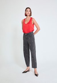 Прямые джинсы