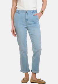 Короткие джинсы