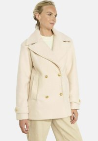 Короткое пальто