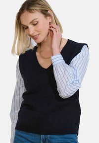 Пуловер без рукавов