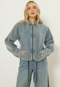 Джинсовая куртка Джинсовая куртка