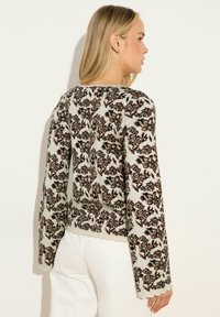 Жаккардовая вязаная кофта