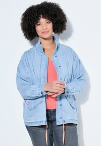 Джинсовая жилетка