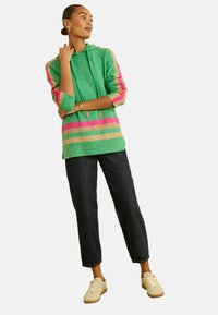 Пуловер в полоску