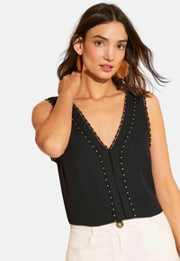 Блузка без рукавов