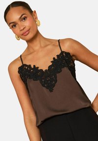 Топ на бретельках