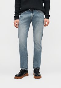 Прямые джинсы