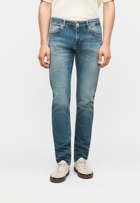 Узкие джинсы