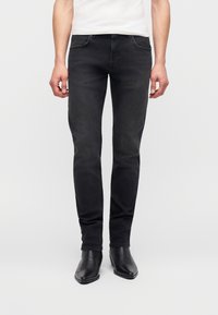 Прямые джинсы