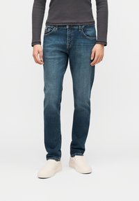 Узкие джинсы