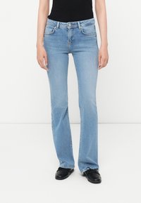 Клешеные брюки