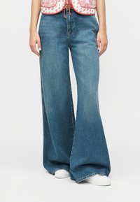 Свободные джинсы Свободные джинсы