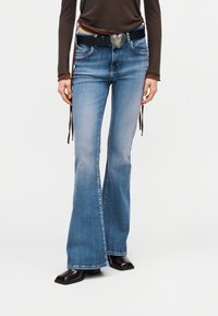 Клешеные джинсы Клешеные джинсы