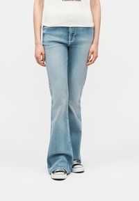 Клешеные джинсы Клешеные джинсы