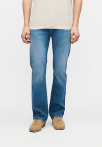 Прямые джинсы