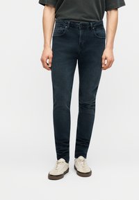 Узкие джинсы