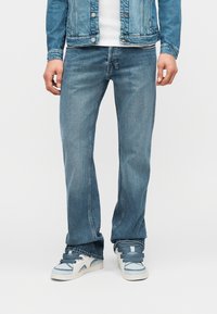 Прямые джинсы