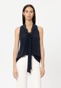 Блузка без рукавов