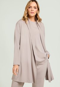 Короткое пальто