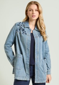 Короткое пальто