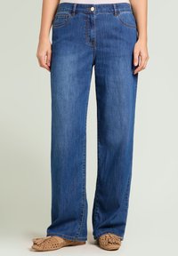 Прямые джинсы