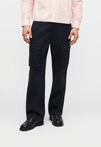 Брюки с накладными карманами