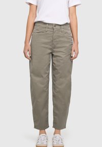 Короткие джинсы