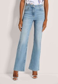 Клешеные джинсы