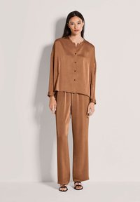 Атласная блузка