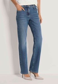 Прямые джинсы