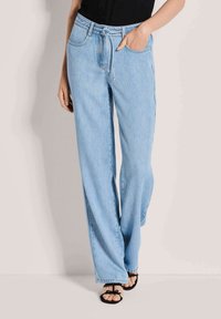 Прямые джинсы