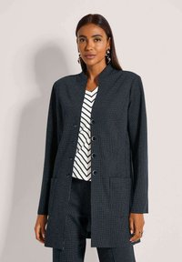 Короткое пальто