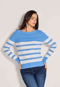 Пуловер в полоску