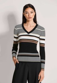 Пуловер в полоску