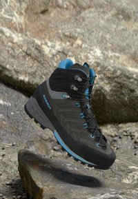 Спортивные сапоги