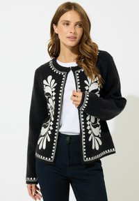 Жаккардовая вязаная кофта Жаккардовая вязаная кофта