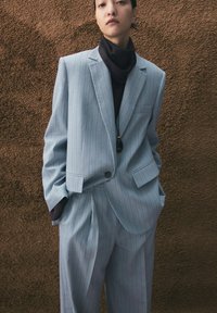 Длинный блейзер