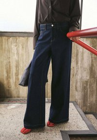 Клешеные джинсы