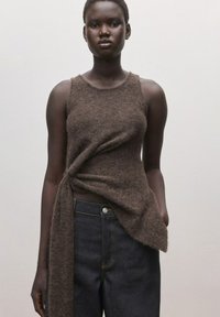 Клешеные джинсы