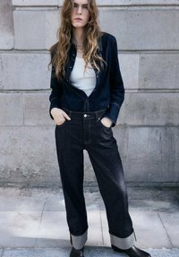 Прямые джинсы