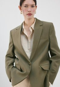 Короткое пальто