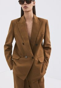 Короткое пальто