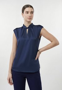 Блузка без рукавов