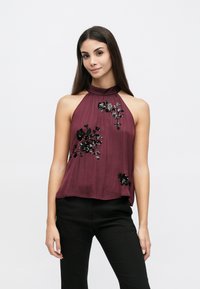 Блузка без рукавов