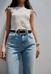 Клешеные джинсы