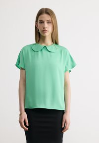 Атласная блузка