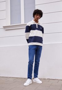 Узкие джинсы