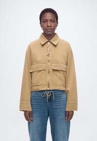 Куртка с накладнымит карманами