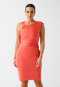 Платье футляр Платье футляр