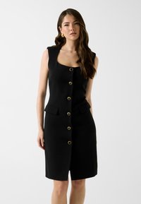 Платье футляр